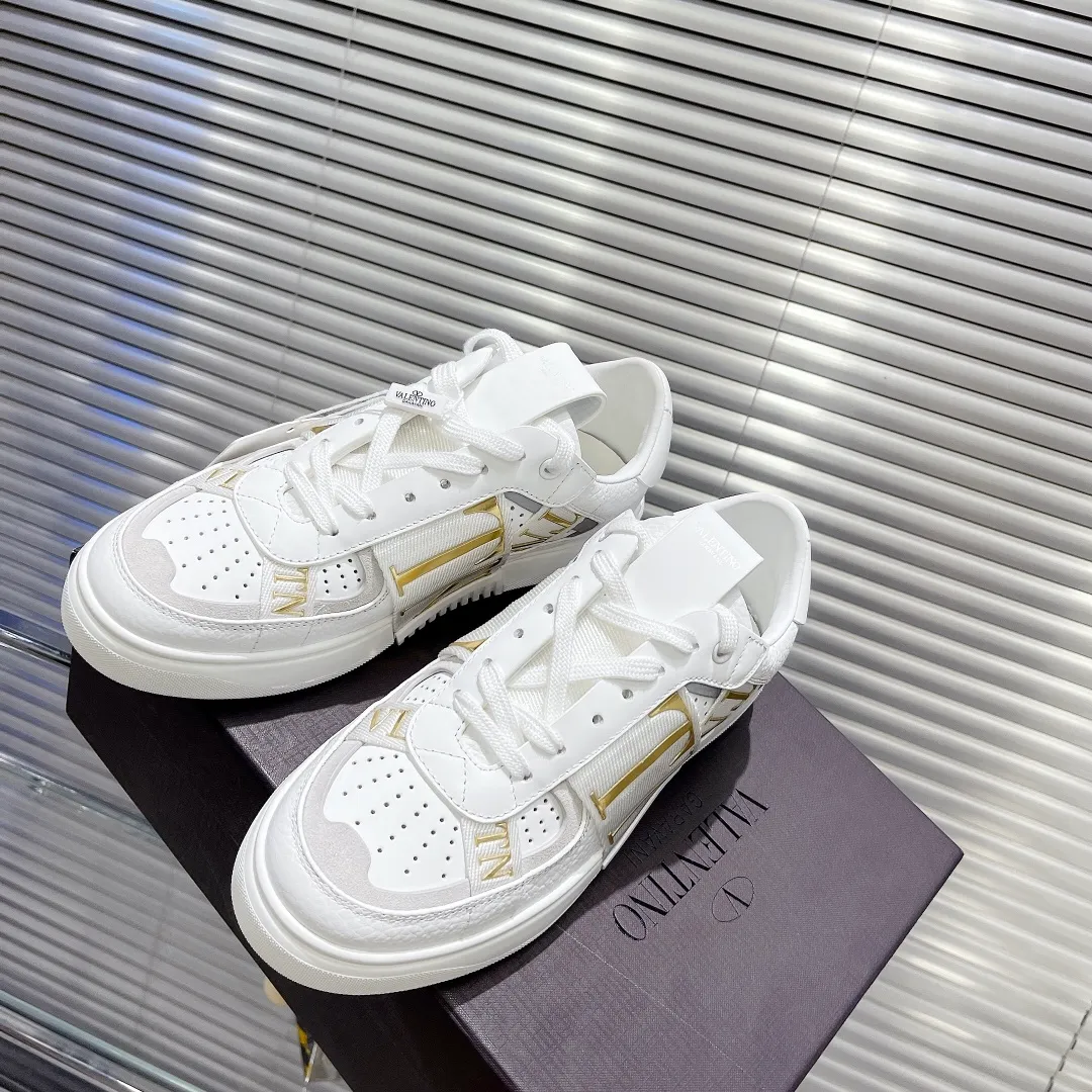 👟👟Ex-factory price 600👟👟 Valentino ONE STUD calfskin lace-up sneakers. Soft suede low-top sneakers, classic and versatile, couple's sneakers, special goods, worth buying! A pair of simple shoes with unique details will save you from the difficulty of dressing. OneStud sneakers, with quilted plaid and oversized rivets, create an eye-catching punk style and get rid of the heavy feeling of this season's clothing. Upraise calfskin derby shoes, with exquisite leather construction and simple silhouette, and smooth lines set the tone of coolness, are a versatile item in the wardrobe. There are more Valentino boutique shoes waiting for you to unlock! It’s time to get the shoes you’ve been coveting for a long time! Officially on sale 7,+++ - Seven straps, decorated with metallic rubber effect. Decoration on the back and tongue. Size 35-44.